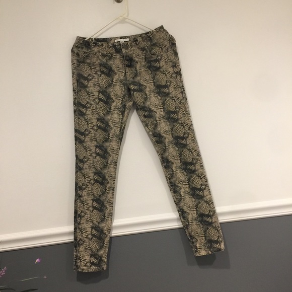 CAbi. Jean size 2 women’s and juniors. COOL ITEM!! - Picture 1 of 3